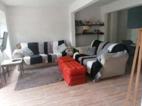 Casa muito confortável dentro da cidade de Teresópolis, ao lado dos melhores bares e restaurantes, bem perto da Feirinha